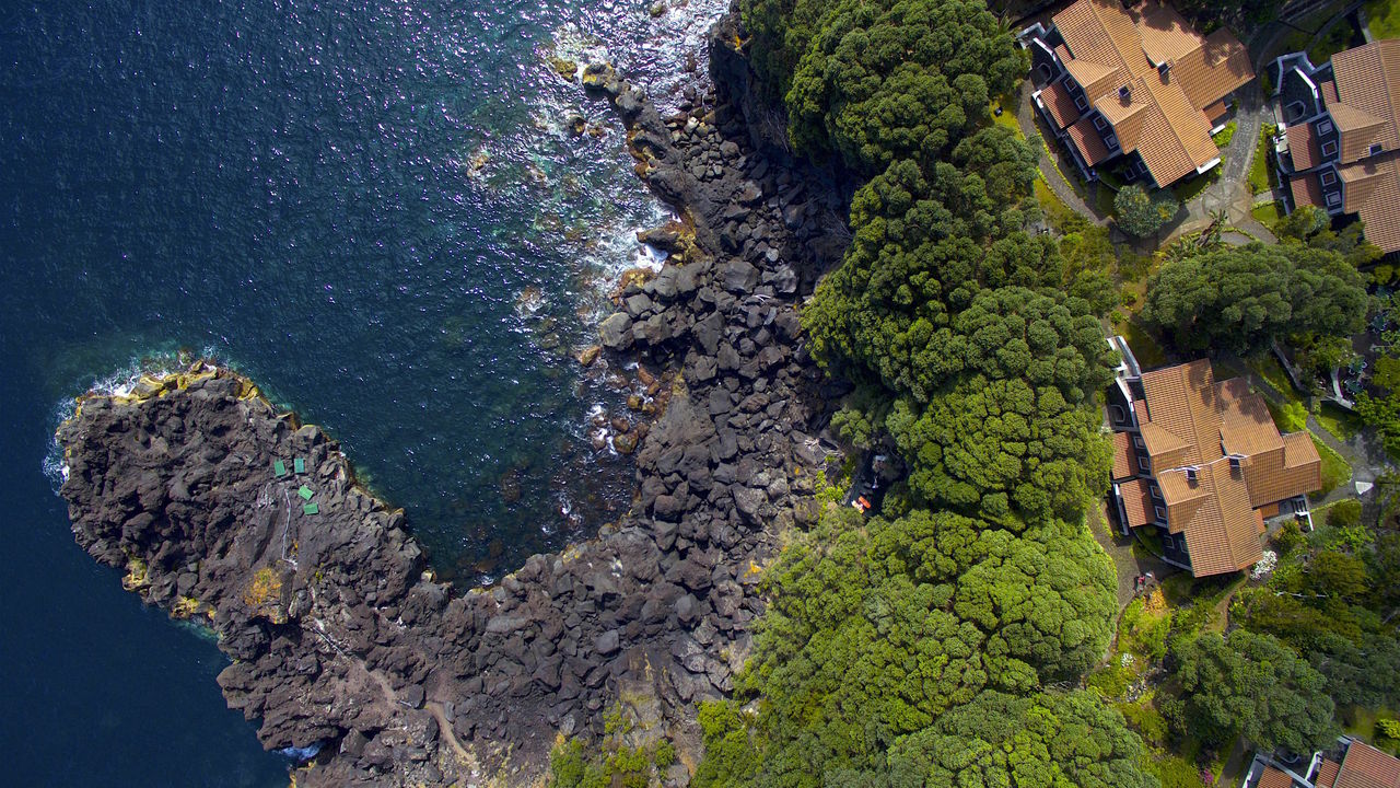 Vista sobre a Baía dos Pombos, o acesso ao mar.